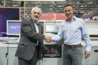 RIC pr16019 Stephen Palmer  Director  Production Print  Ricoh UK and Nationwide Print Managing Director Julian Hocking Close up 575ead72a2028