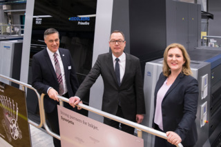 WorldPressOnline figure 1 multi packaging solutions is the first pilot user of a primefire 106 the first industrial digital printing system in b1 format from left thomas heissler global account manager at heidelberg g  tz sch  mann m 589b86111bc93