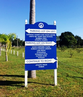 site sign post directional wayfinding 59b1ebd014863